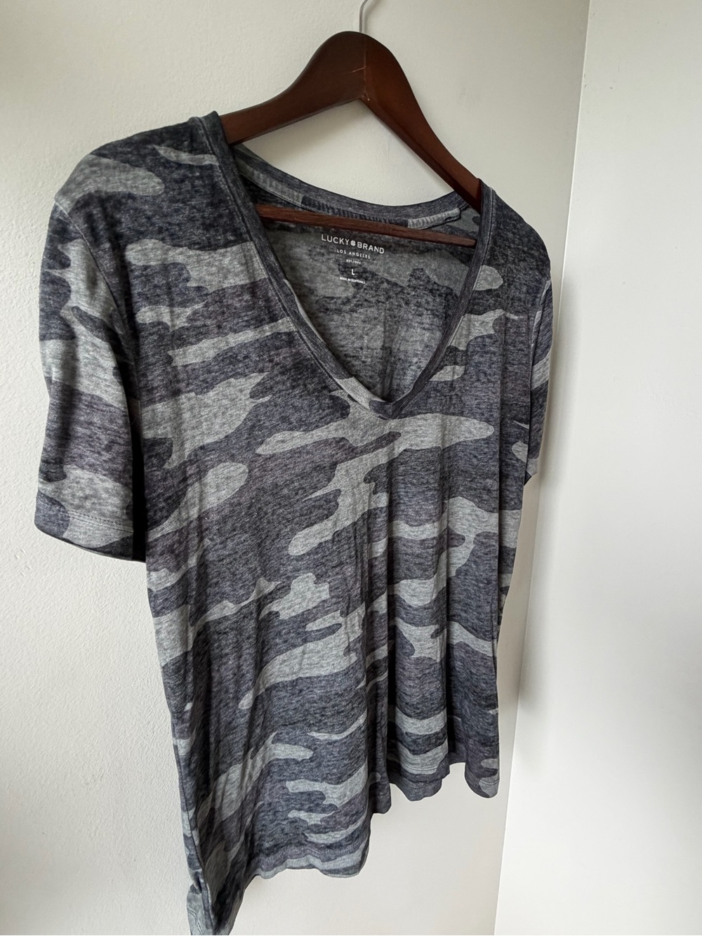 Lucky Brand | Camo V-Neck Tee | Gray Black | L - Picture 5 of 6